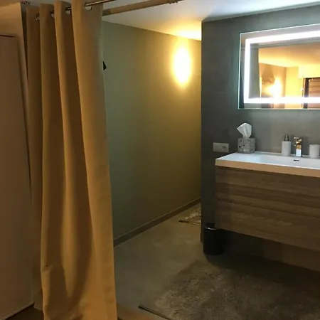 One - One Seven Apartment *